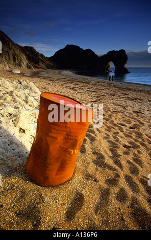 Ölfass angespült am Strand von Durdle Door in Dorset county England UK Stockfoto