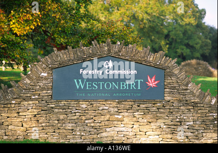 Westonbirt Staatsangehörig-Arboretum Eingang anmelden Gloucestershire county England UK Stockfoto