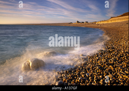 Chesil Beach bei Sonnenuntergang in Dorset county England UK Stockfoto