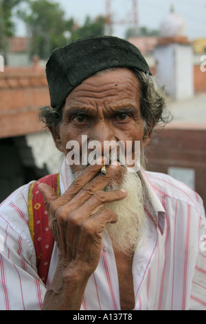 Mann rauchte eine Zigarette, Indien Stockfoto