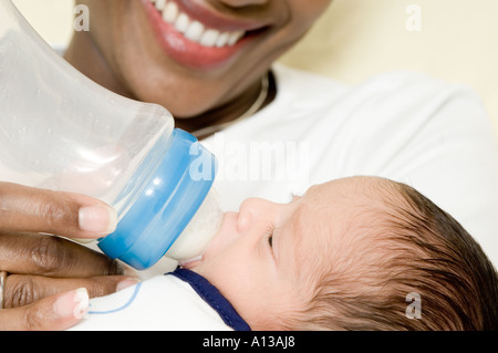 Mutter mit der Flasche füttern 4 Wochen altes baby Stockfoto