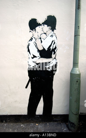 Ein Stück der Schablone aufgesprüht Graffiti von zwei küssen Gay Polizisten von Banksy an einer Wand in Brighton, Sussex gespritzt. Stockfoto