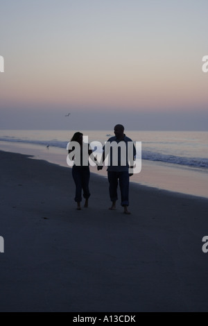 Kaukasischen Paare, die Spaß am Strand, zeigen Liebe für einander Stockfoto