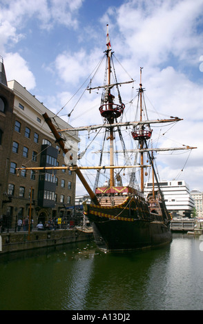 Golden Hinde Hind Replik am Wharf am Fluss Themse in London Stockfoto