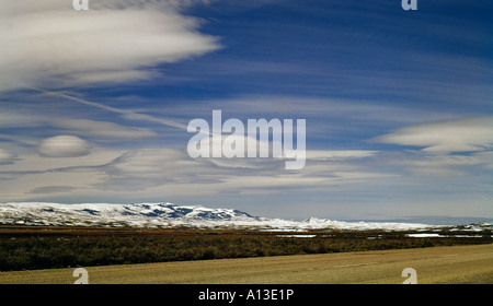 Linsenförmige oder Saucershaped Wolken bilden über eine Bergkette von Idaho Stockfoto