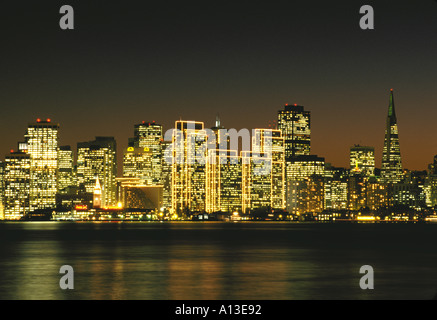 San Francisco CA Skyline-Blick über die Bucht von San Francisco von Treasure Island in der Abenddämmerung Stockfoto