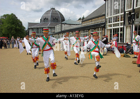 Morris Tänzer (The Adlington Morris Men) in Buxton Pavilion, Buxton, Peak District, Derbyshire, England Stockfoto