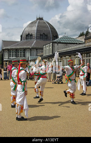 Morris Tänzer (The Adlington Morris Men) in Buxton Pavilion, Buxton, Peak District, Derbyshire, England Stockfoto