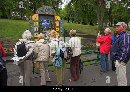 Gut kleiden, Sankt-Anna-Brunnen, The Crescent, Buxton, Peak District in Derbyshire, England Stockfoto