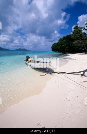 Angelboot/Fischerboot hochgezogen am Strand Truk Lagoon Föderierte Staaten von Mikronesien Stockfoto