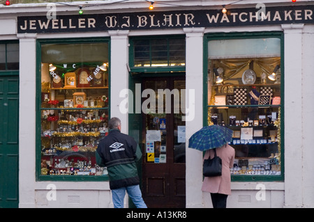 Schaufensterbummel Weihnachten Kleinstadt Zentrum traditioneller Juweliere Schaufenster Kelso Schottland im Dezember Stockfoto