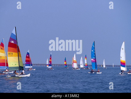 VA Virginia Beach Segelboote bei niedrigen Miete Regatta Chesapeake Bay Bridge im Hintergrund Stockfoto