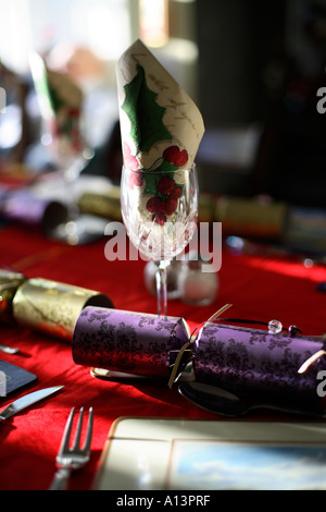Traditionelle Weihnachten Abendessen Gedeck mit Cracker Stockfoto