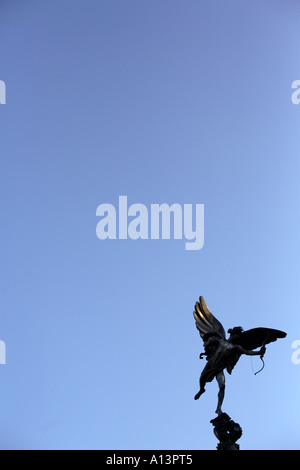 Ungewöhnliche Ansicht Sonnenlicht glitzerte aus der berühmten Statue des Eros in Piccaddilly Circus, London, England, Großbritannien Stockfoto