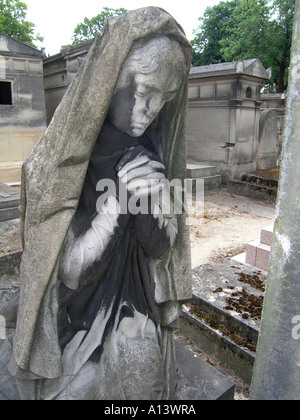 Skulptur des betenden Dame am Friedhof Pere Lachaise Paris Frankreich Stockfoto