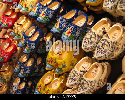 Holzschuhe auf dem Display im Souvenirladen Zaanse Schans Niederlande dekoriert Stockfoto