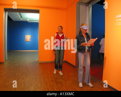 Zwei Teenager Schulmädchen tun Zuordnung im Groninger Museum Niederlande Stockfoto