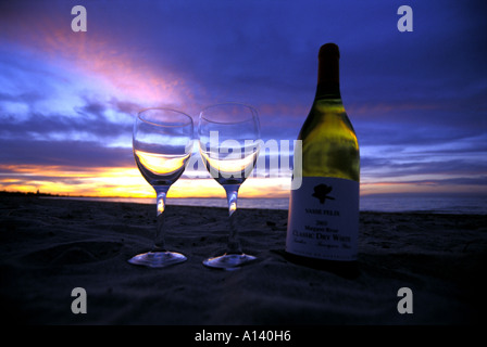 Flasche Vasse Felix Classic trockener Weißwein und zwei Gläser auf Busselton Strand bei Sonnenuntergang Western Australia Stockfoto