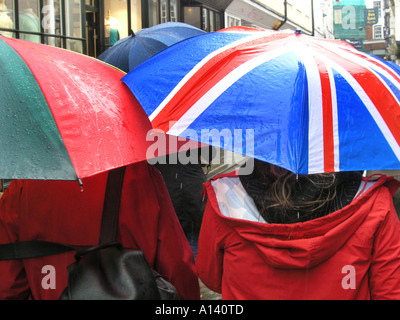 Zuflucht vor dem Regen unter Union Jack Dach Stockfoto