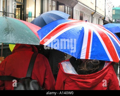 Zuflucht vor dem Regen unter Union Jack Dach Stockfoto