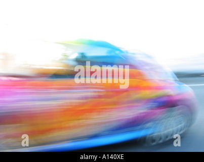 abstraktes Bild der farbenfrohen neuen VW Käfer Beschleunigung Vergangenheit Stockfoto