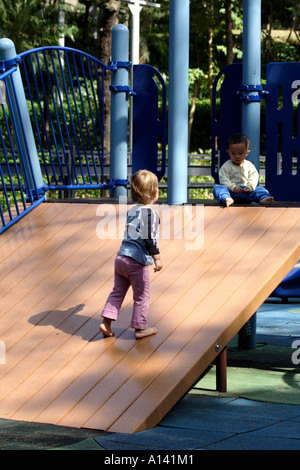 Kleine Kinder spielen auf einem Spielplatz im Victoria Park, Hong Kong, China Stockfoto