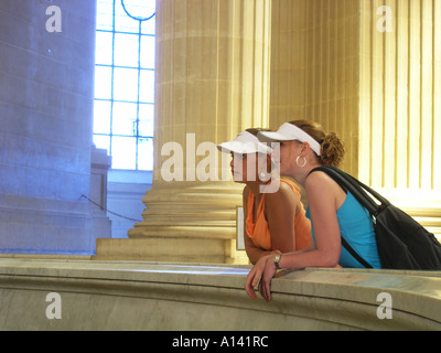 zwei Mädchen im Teenageralter Besuch Napoleons Grab Paris Frankreich Stockfoto