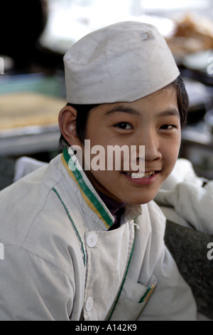 Junge arbeitet in einer Bäckerei in Peking, China. Stockfoto