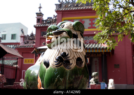 Jemand (nicht ich), eine Zigarette in den Mund dieser kleinen verglasten Statue vor Phuoc Hai Tu Pagode, Saigon (HCMC) gelegt Stockfoto