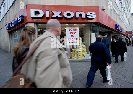 Dixons Elektroartikel-Händler in der London Oxford Street, Sony PSP auf Lager, Schild im Fenster Stockfoto