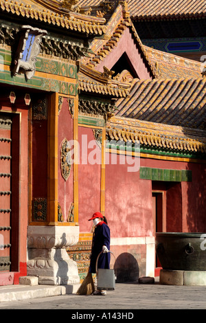 Putzfrau innerhalb der Mauern der verbotenen Stadt, Peking China Stockfoto