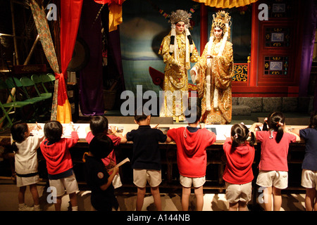 Schülerinnen und Schüler notieren Sie im Hong Kong Museum of History Stockfoto