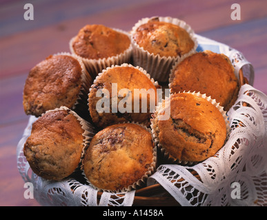 BLAUBEER-MUFFINS IN KORB Stockfoto