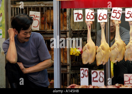 Verkauf von ganzen Hähnchen in Wan Chai Markt, Hong Kong Stockfoto