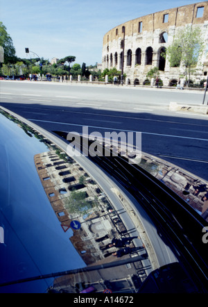 Kolosseum spiegelt sich in dem Auto Winscreen Rom Italien Stockfoto