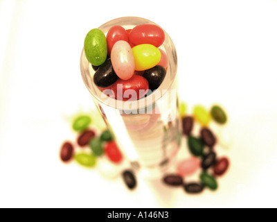 Jelly Bean Süßigkeiten in einem Longdrinkglas Rohr Stockfoto