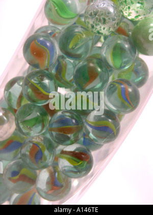 Glasmurmeln in einer Glasröhre Stockfoto