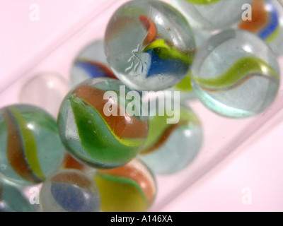 Farbige Glasmurmeln in einer Glasröhre Stockfoto