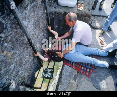 Blarney County Cork Republik Irland die Blarney-Stein im Schloss Blarney küssen Stockfoto