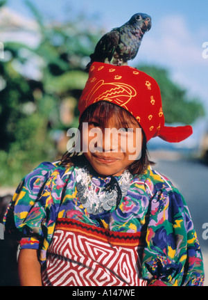 San Blas Inseln Republik von Panama Cuna Indianer Mädchen mit Papagei auf Kopf Stockfoto