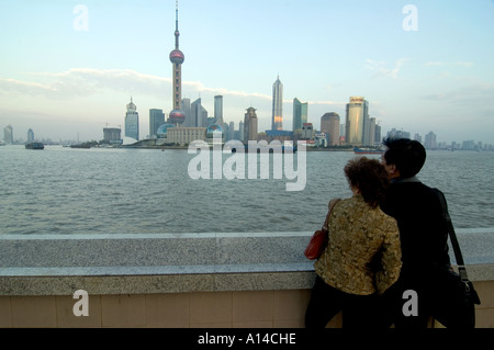 Ein paar beobachten die Skyline von Pudong mit Wahrzeichen Oriental Pearl Tower und Jin Mao Tower, Shanghai, China. Stockfoto