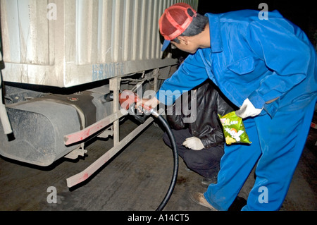 Ein Arbeiter füllen einen LKW-Tank an einer Tankstelle Sinopec in Kunming, China. Stockfoto