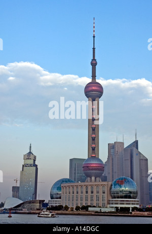 Das Wahrzeichen Oriental Pearl Tower in Pudong, Shanghai financial District, China. Stockfoto