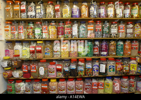 Alten Stil Toffee Shop mit Bonbons in Gläsern Stockfoto