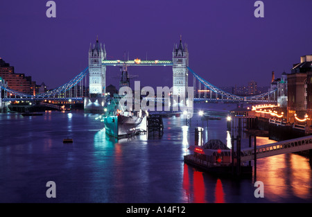 Tower Bridge die Themse bei Nacht-London-UK Stockfoto