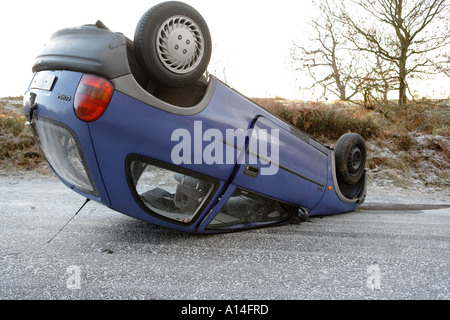 umgestürzten Auto auf vereisten Landstraße Lancashire England Stockfoto