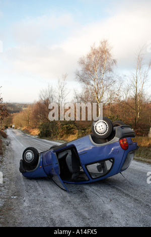 umgestürzten Auto auf vereisten Landstraße Lancashire England Stockfoto