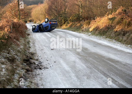 umgestürzten Auto auf vereisten Landstraße Lancashire England Stockfoto