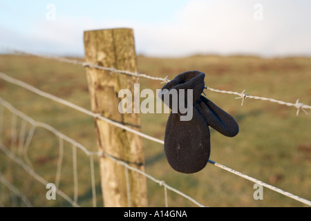 Kinder Handschuh aufgegeben auf Zaun Stockfoto