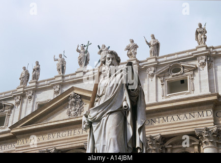 Statue des Heiligen Paulus mit Fassade von Str. Peters Basilica Berninis Square Vatikanstadt Rom Italien Stockfoto